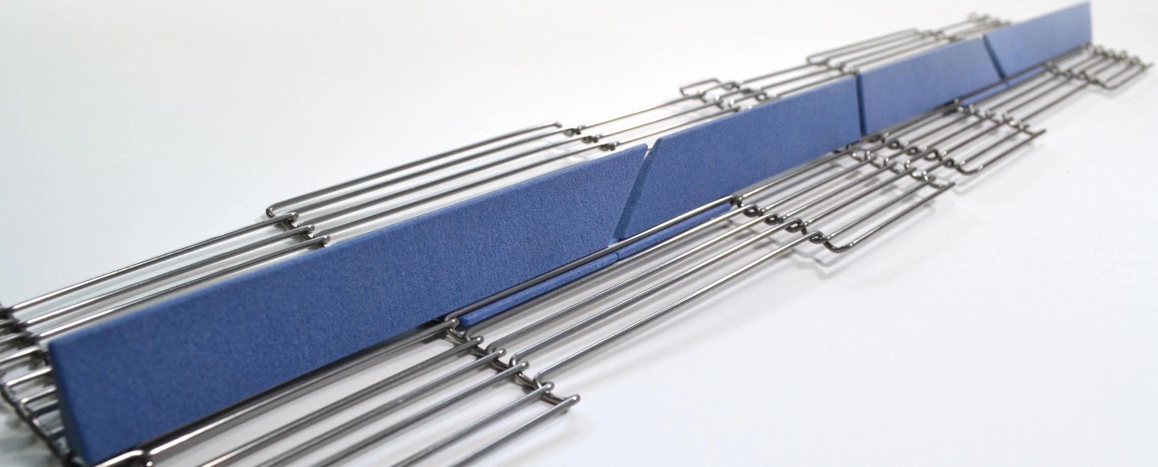 11-mrt-header-Stabgeflechtband_mit_Stollen_-_1